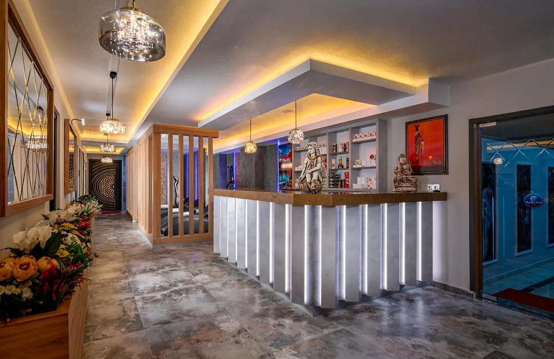 Club Big Blue Suit Hotel-1